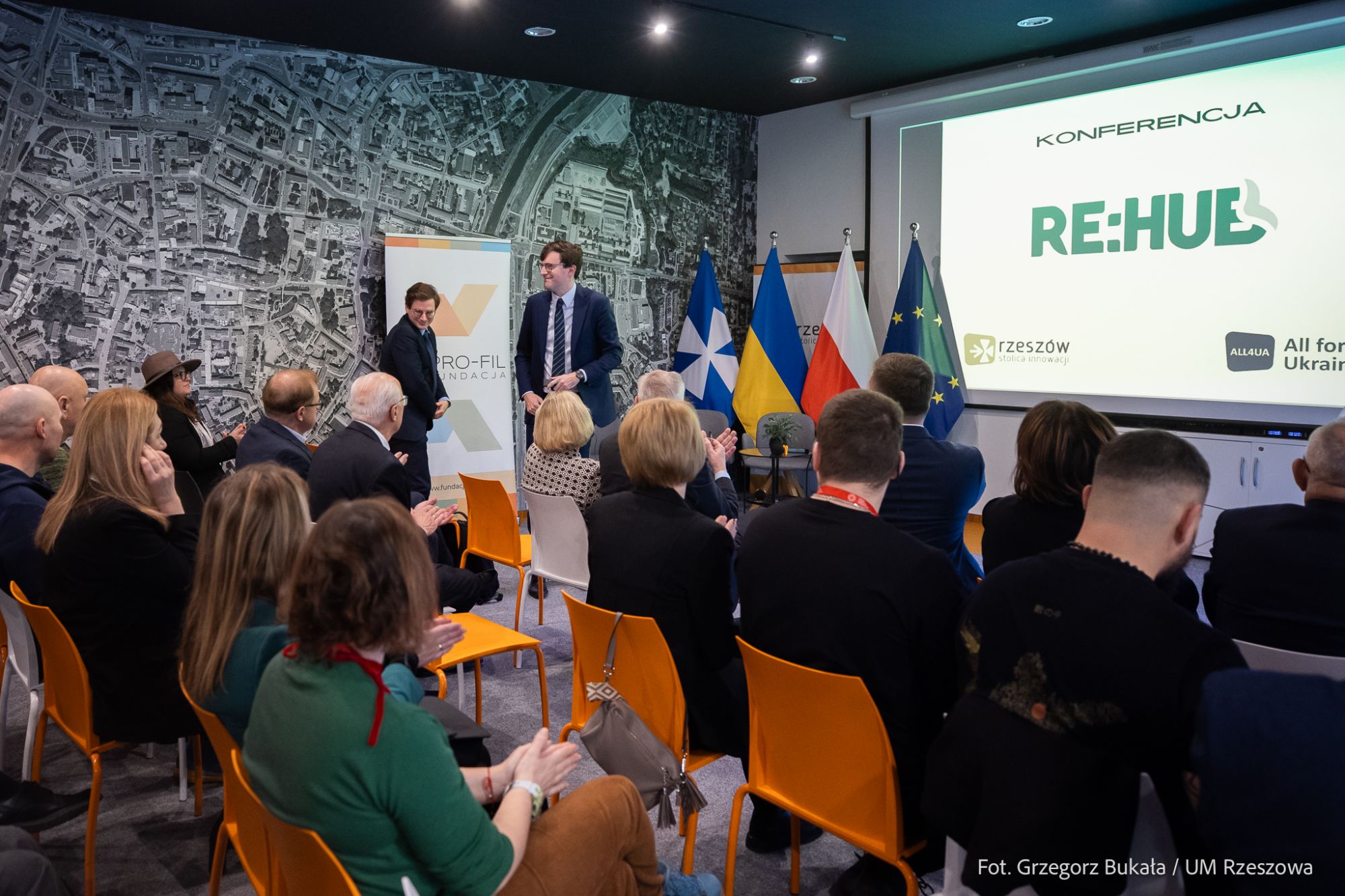 zdjęcie z konferencji Re: Hub, dotyczącej pomocy ofiarom wojny na Ukrainie w Rzeszowskim Urban Labie, fot. Grzegorz Bukała, Urząd Miasta Rzeszowa